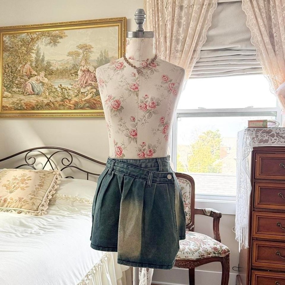 dark‎ wash denim pleated mini skirt Pretty Little Thing size 2